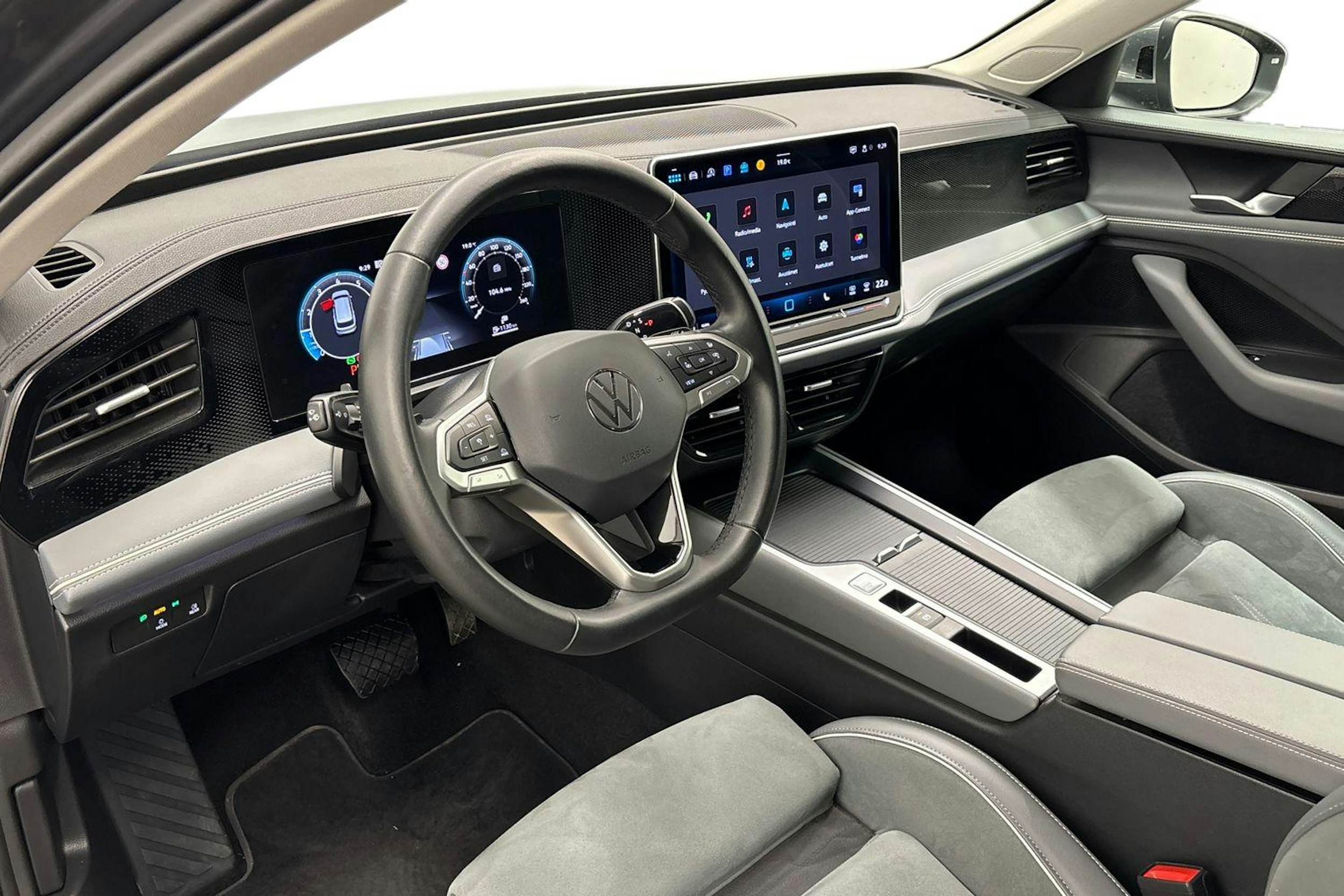 harmaa Volkswagen Passat 2024 kuva 7.