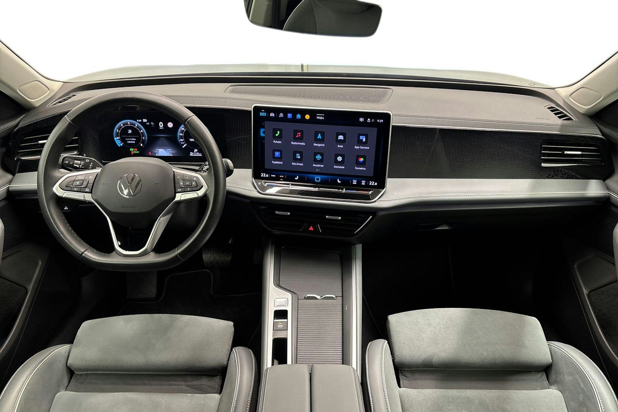 harmaa Volkswagen Passat 2024 kuva 9.