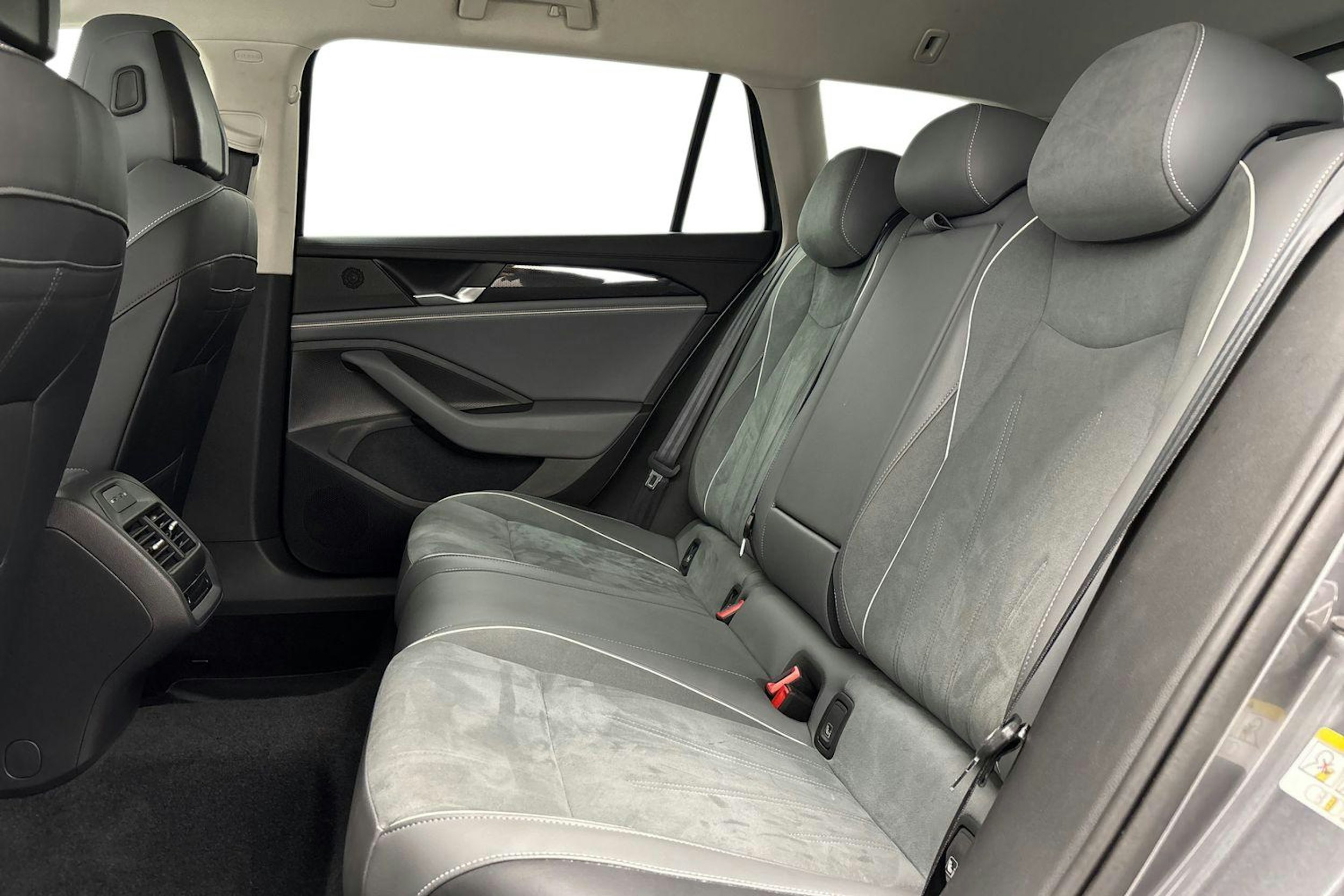 harmaa Volkswagen Passat 2024 kuva 10.