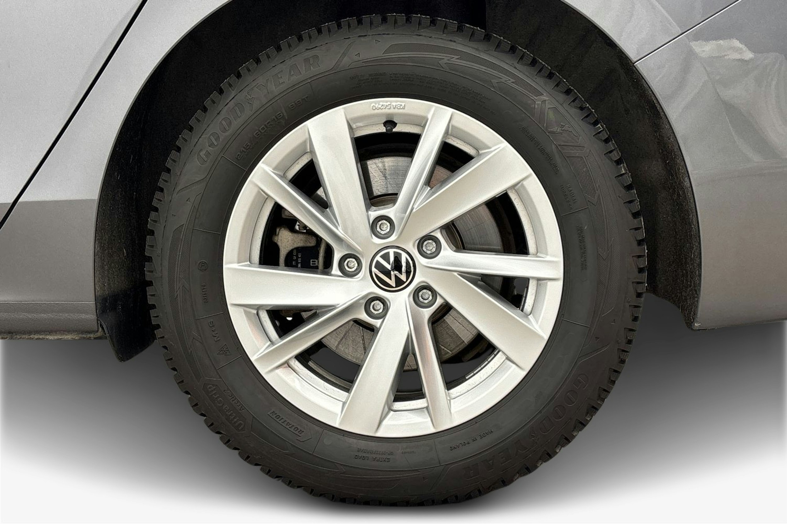 harmaa Volkswagen Passat 2024 kuva 11.