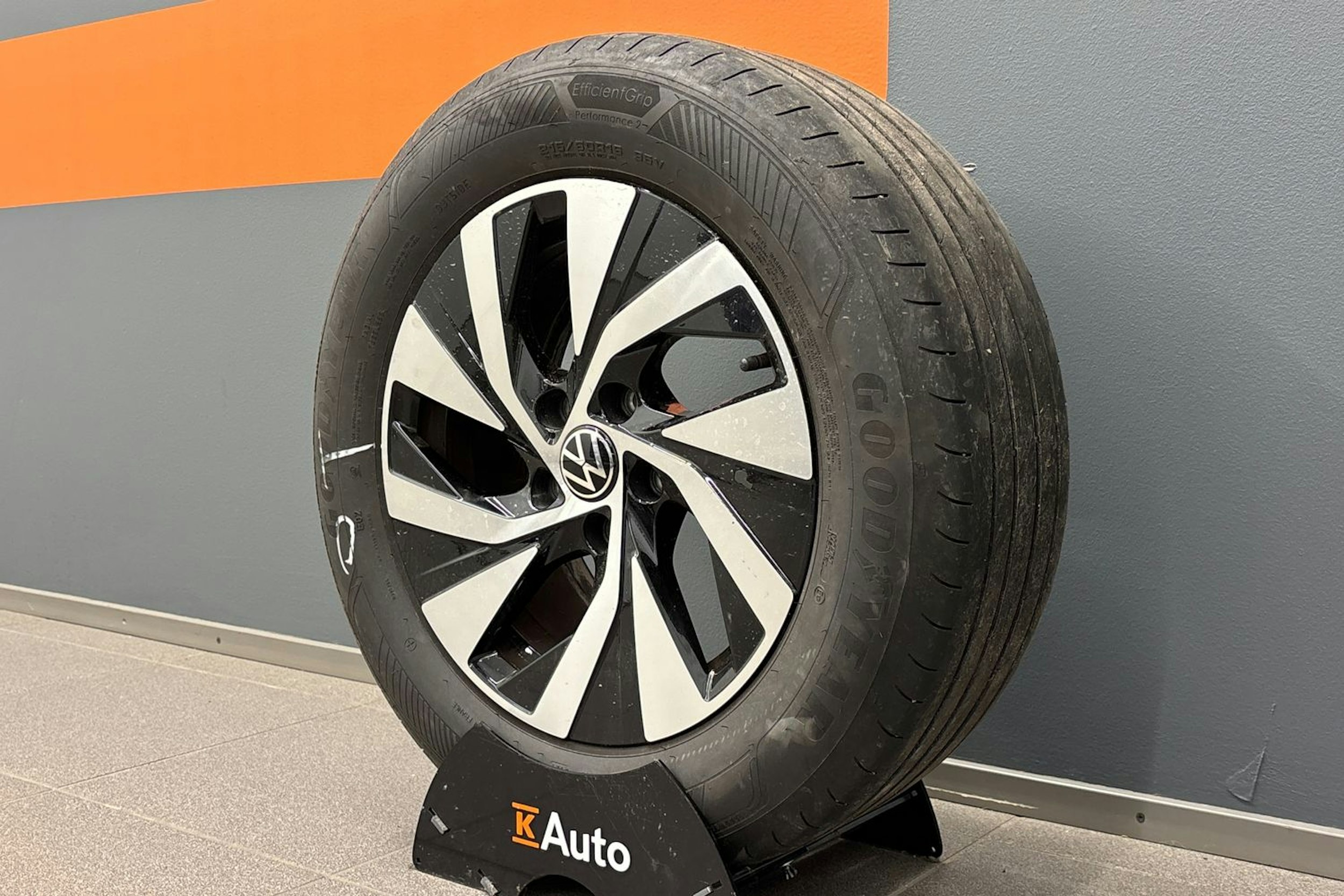 harmaa Volkswagen Passat 2024 kuva 13.