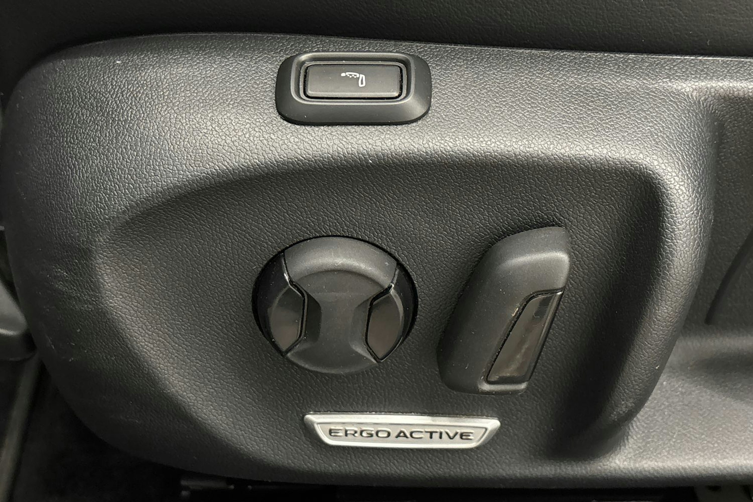 harmaa Volkswagen Passat 2024 kuva 15.