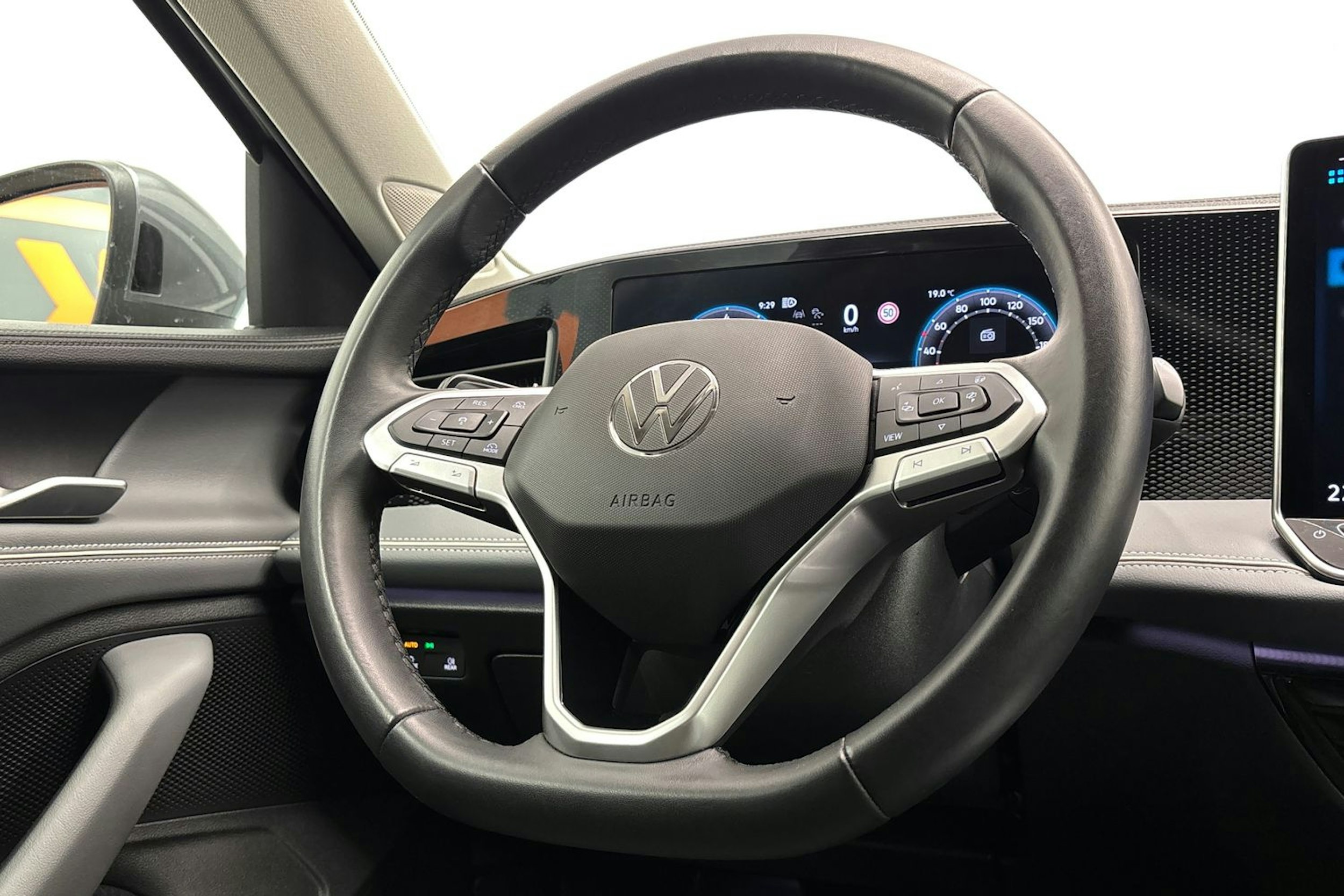 harmaa Volkswagen Passat 2024 kuva 16.