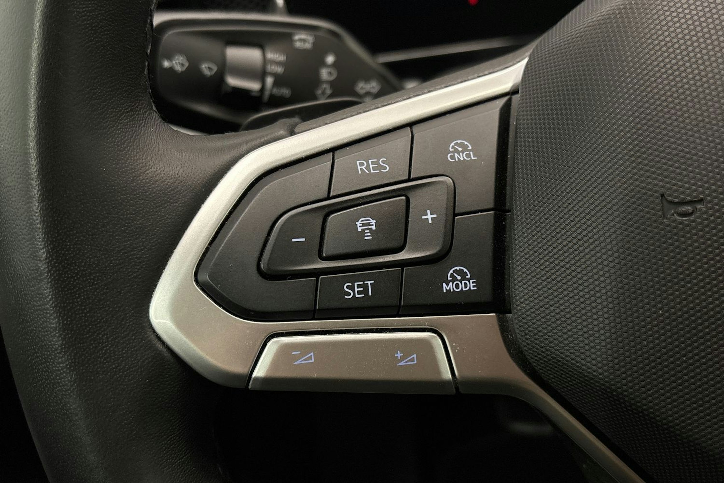 harmaa Volkswagen Passat 2024 kuva 17.