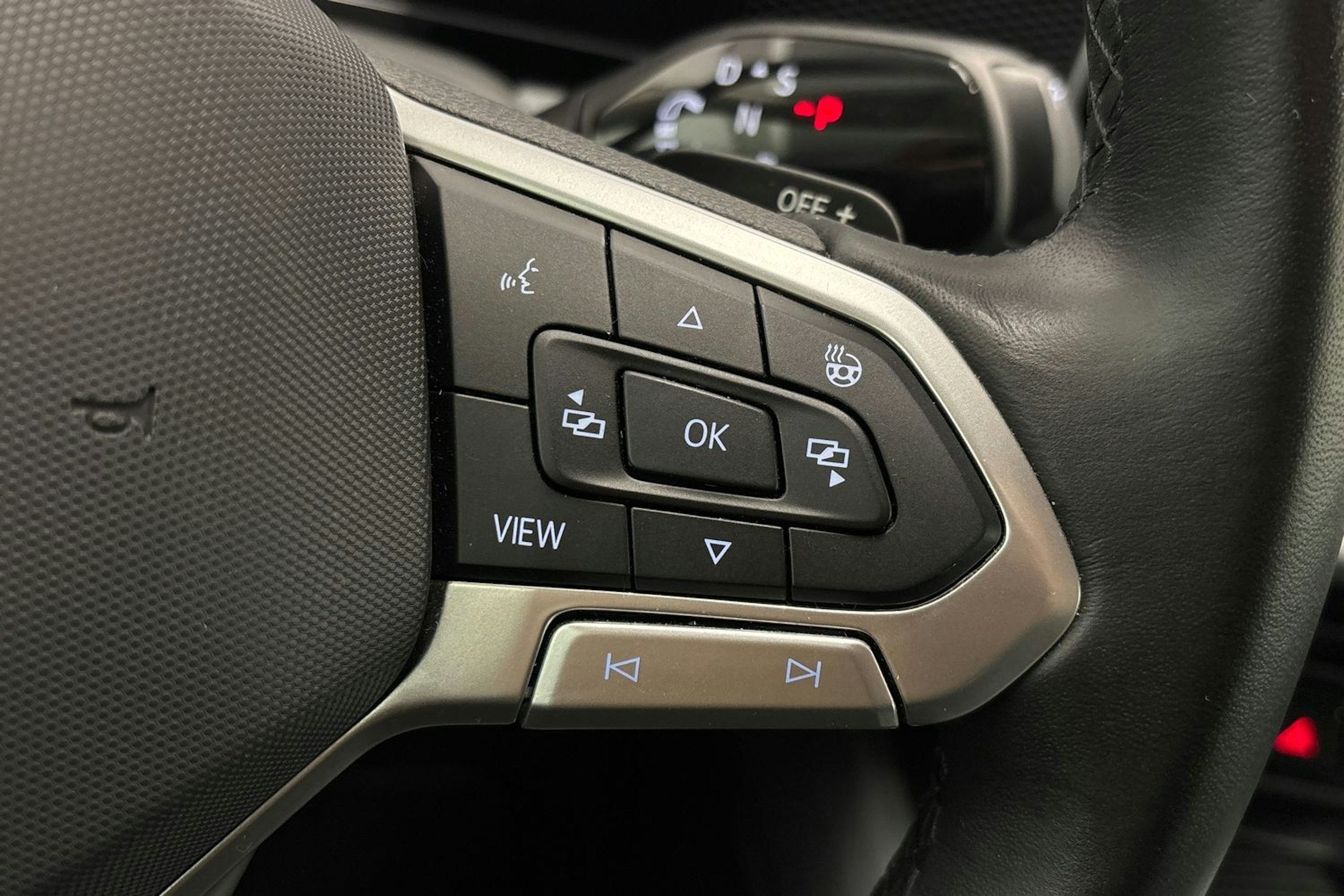 harmaa Volkswagen Passat 2024 kuva 18.