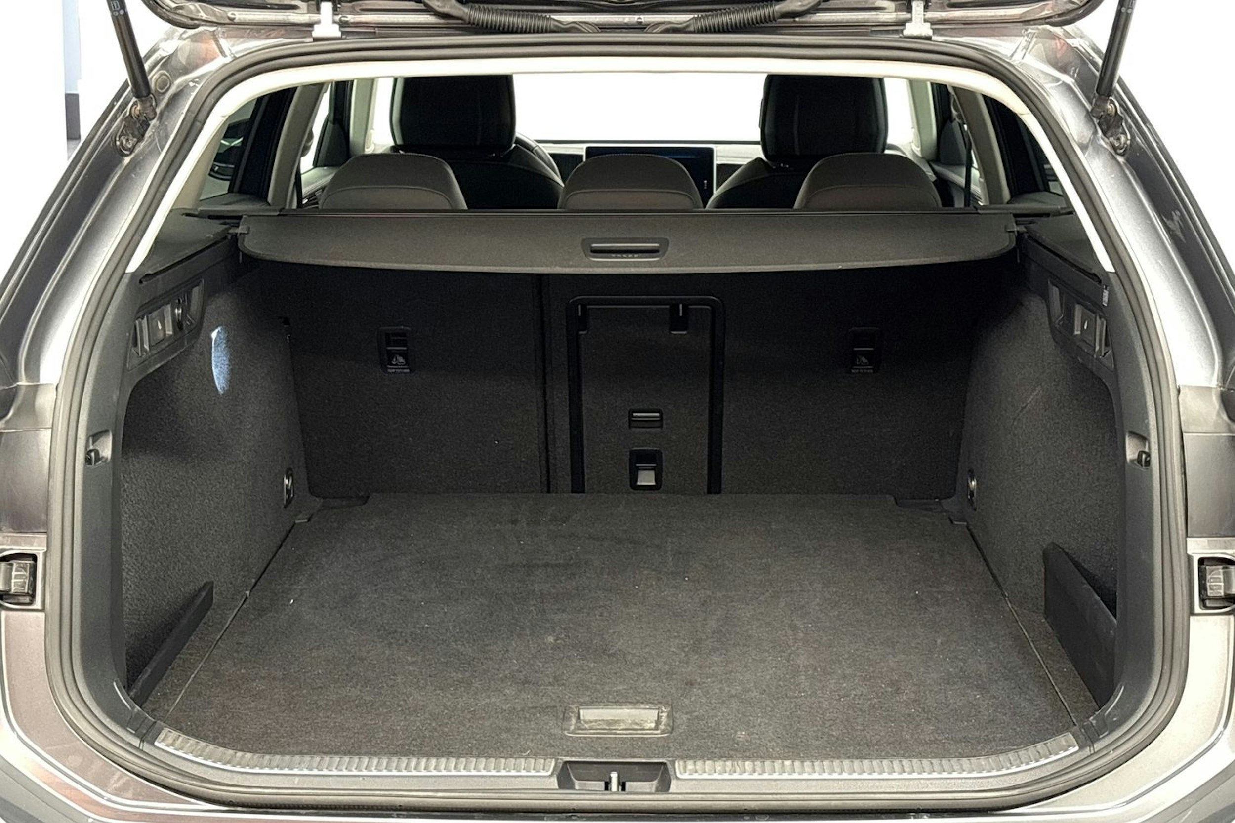 harmaa Volkswagen Passat 2024 kuva 26.