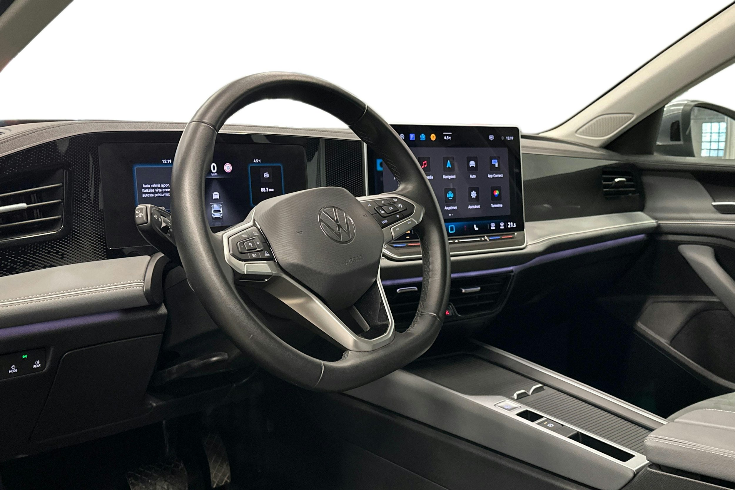 harmaa Volkswagen Passat 2024 kuva 3.