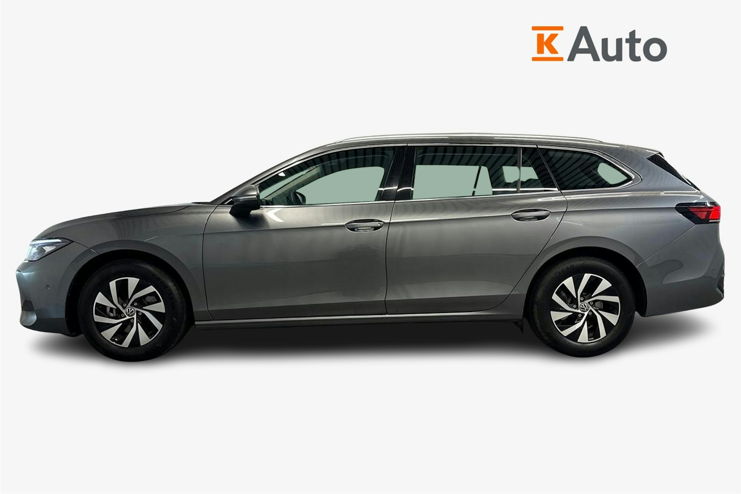 harmaa Volkswagen Passat 2024 kuva 6.