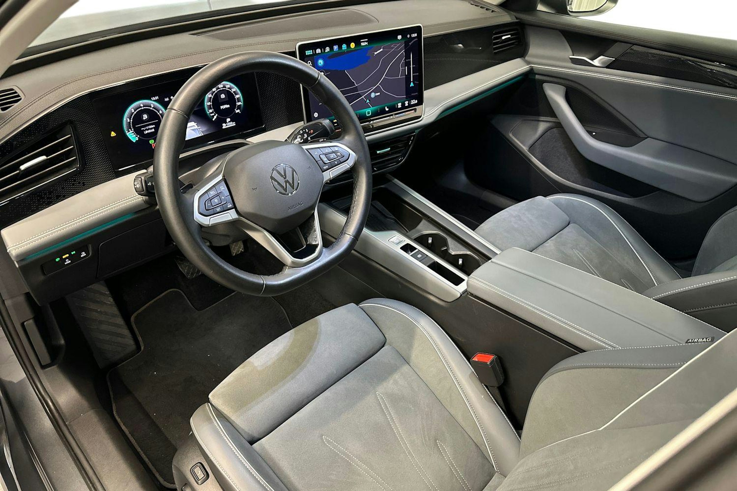 harmaa Volkswagen Passat 2024 kuva 7.