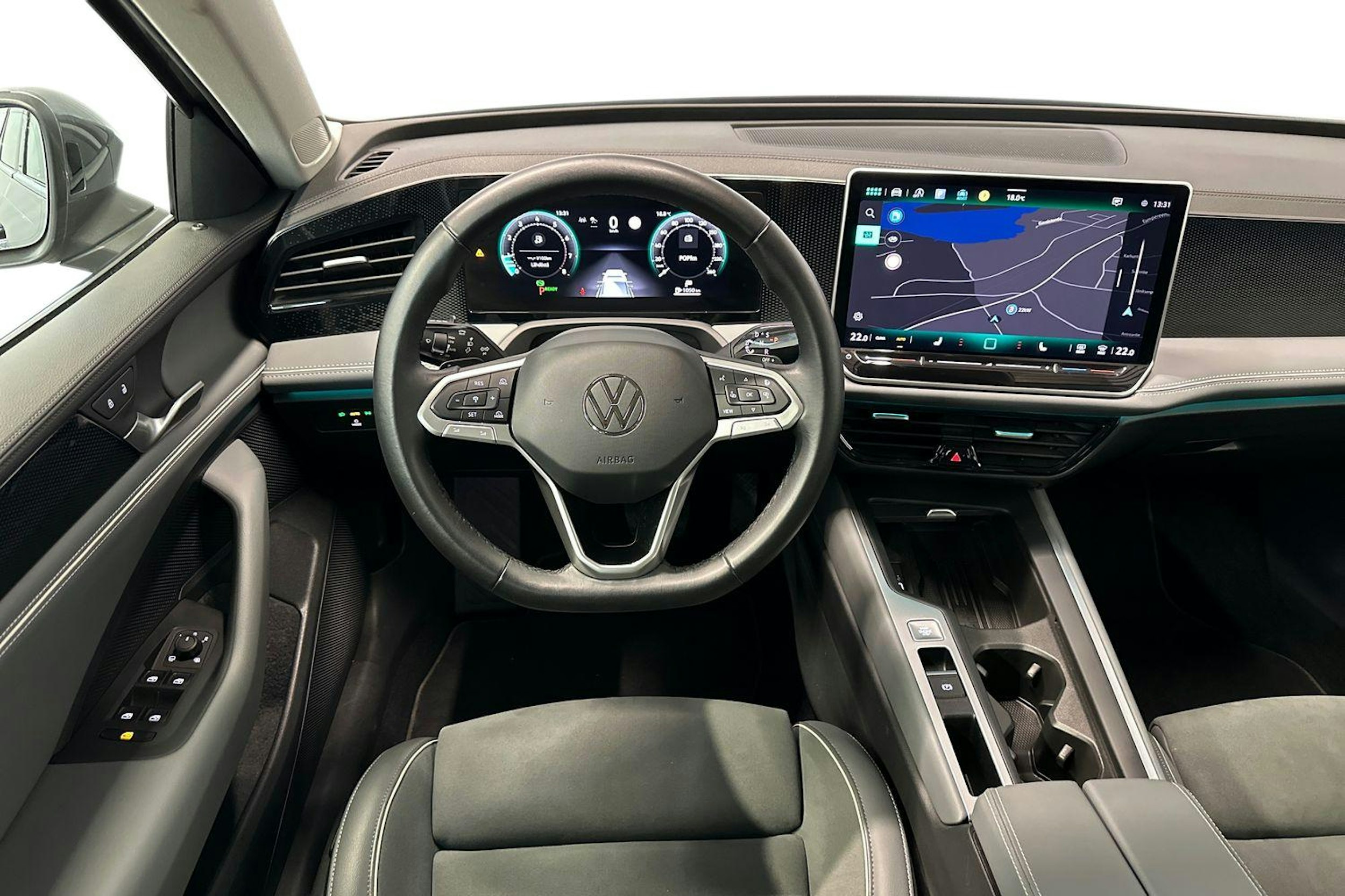 harmaa Volkswagen Passat 2024 kuva 9.