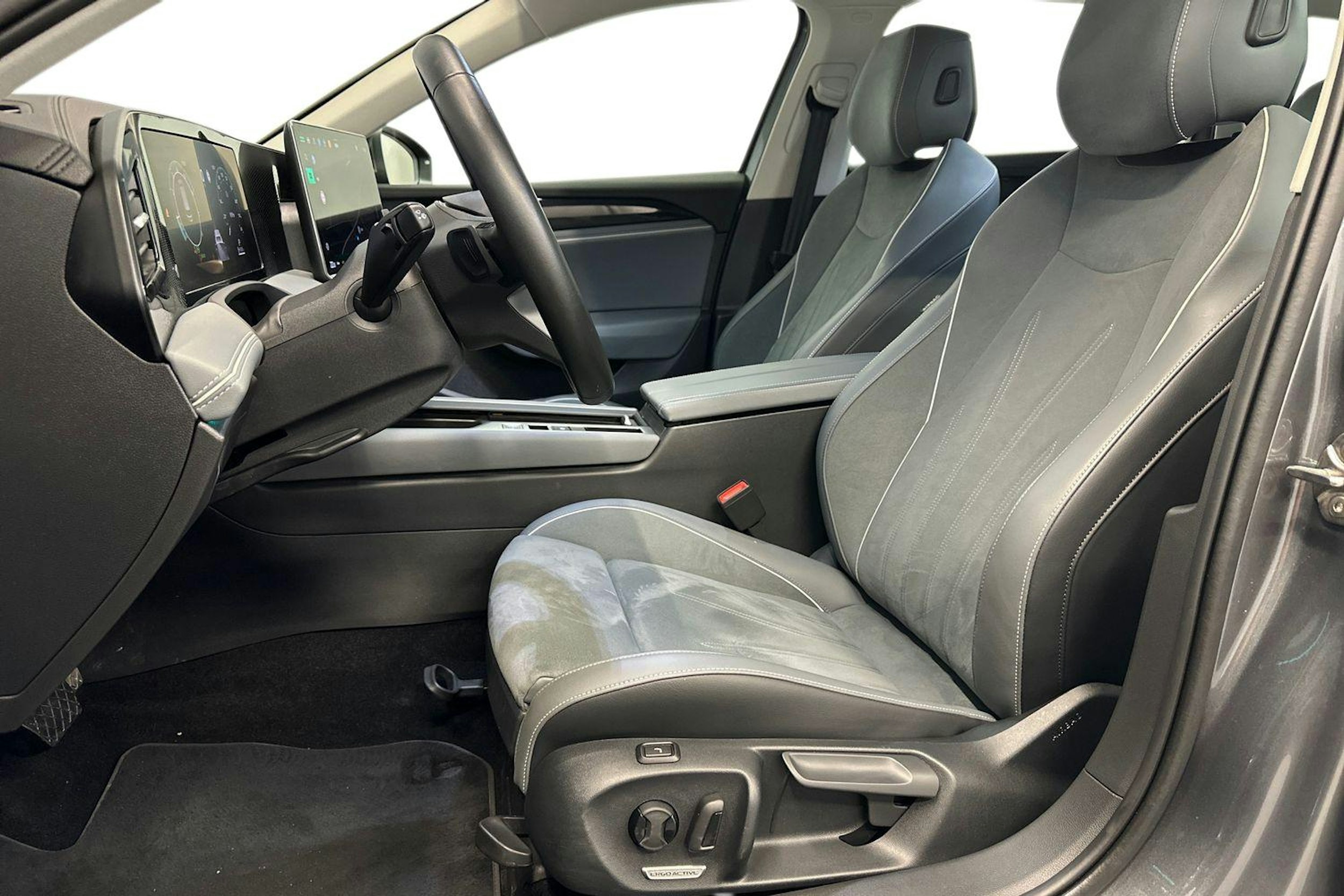 harmaa Volkswagen Passat 2024 kuva 10.