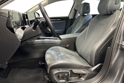 harmaa Volkswagen Passat 2024 kuva 10.