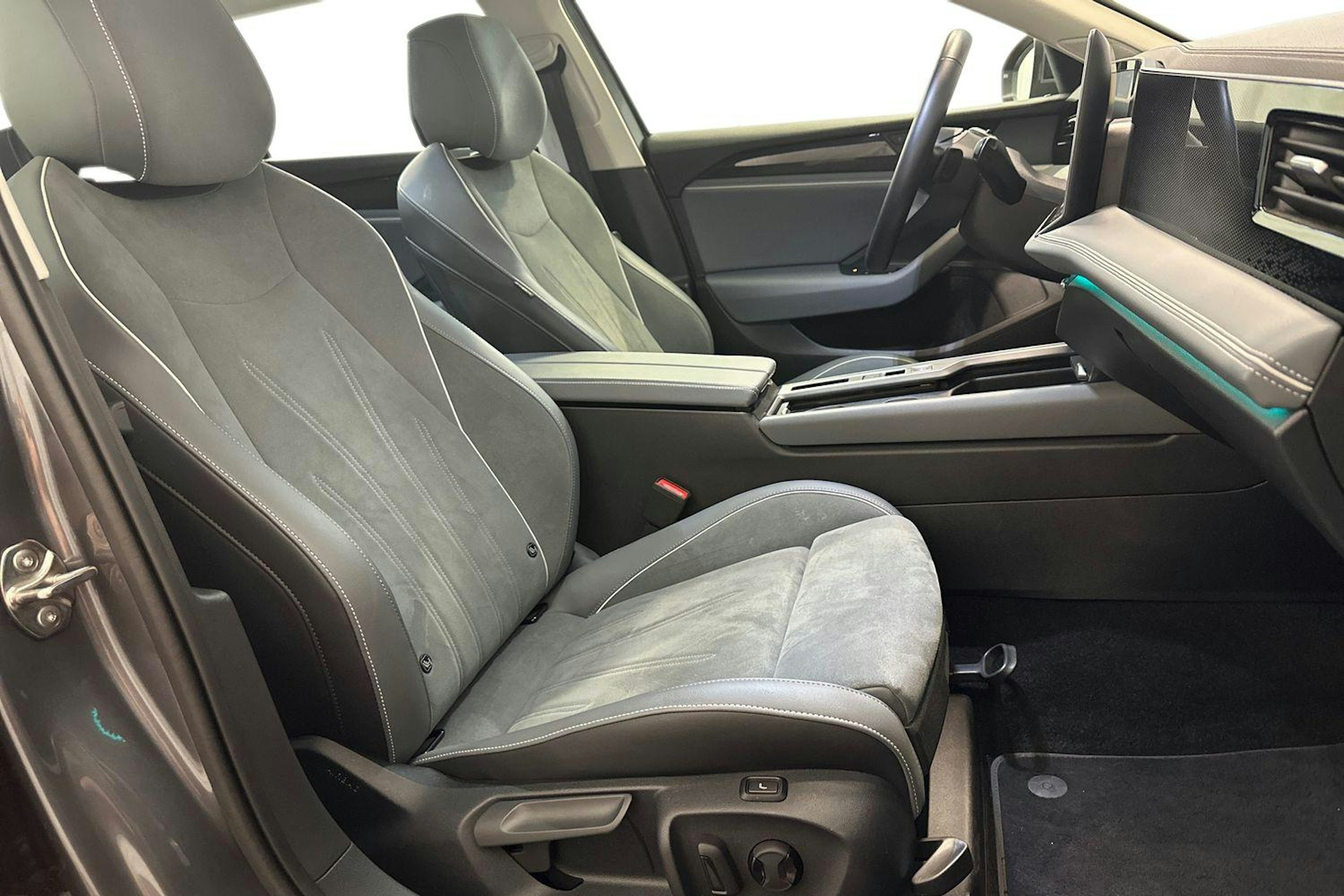 harmaa Volkswagen Passat 2024 kuva 11.