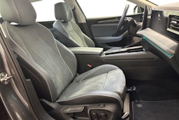 harmaa Volkswagen Passat 2024 kuva 11.