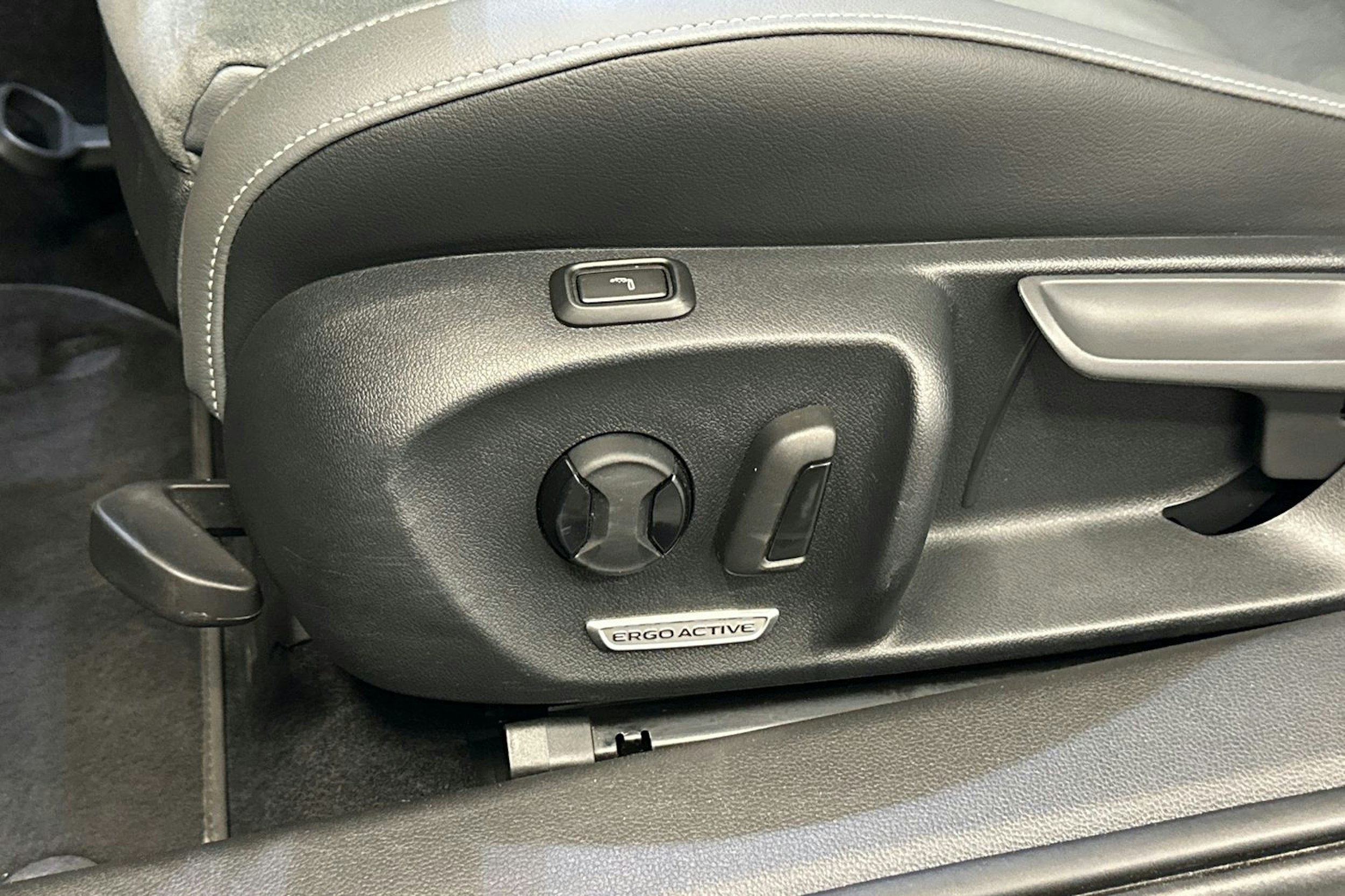 harmaa Volkswagen Passat 2024 kuva 13.