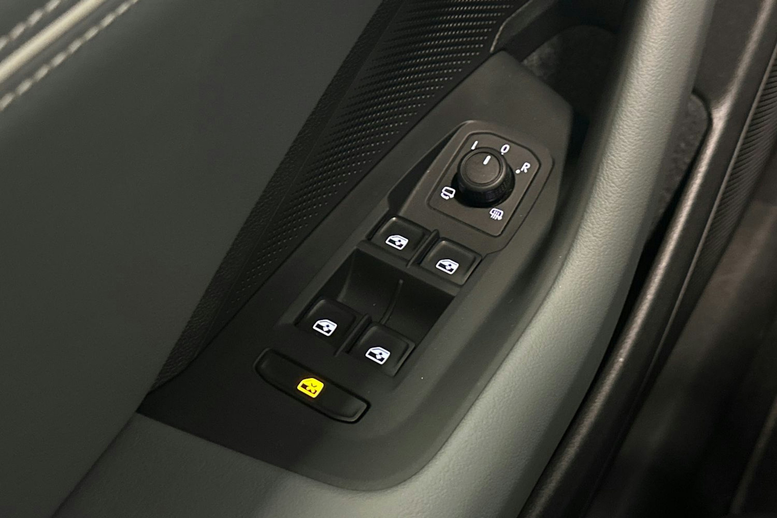 harmaa Volkswagen Passat 2024 kuva 14.