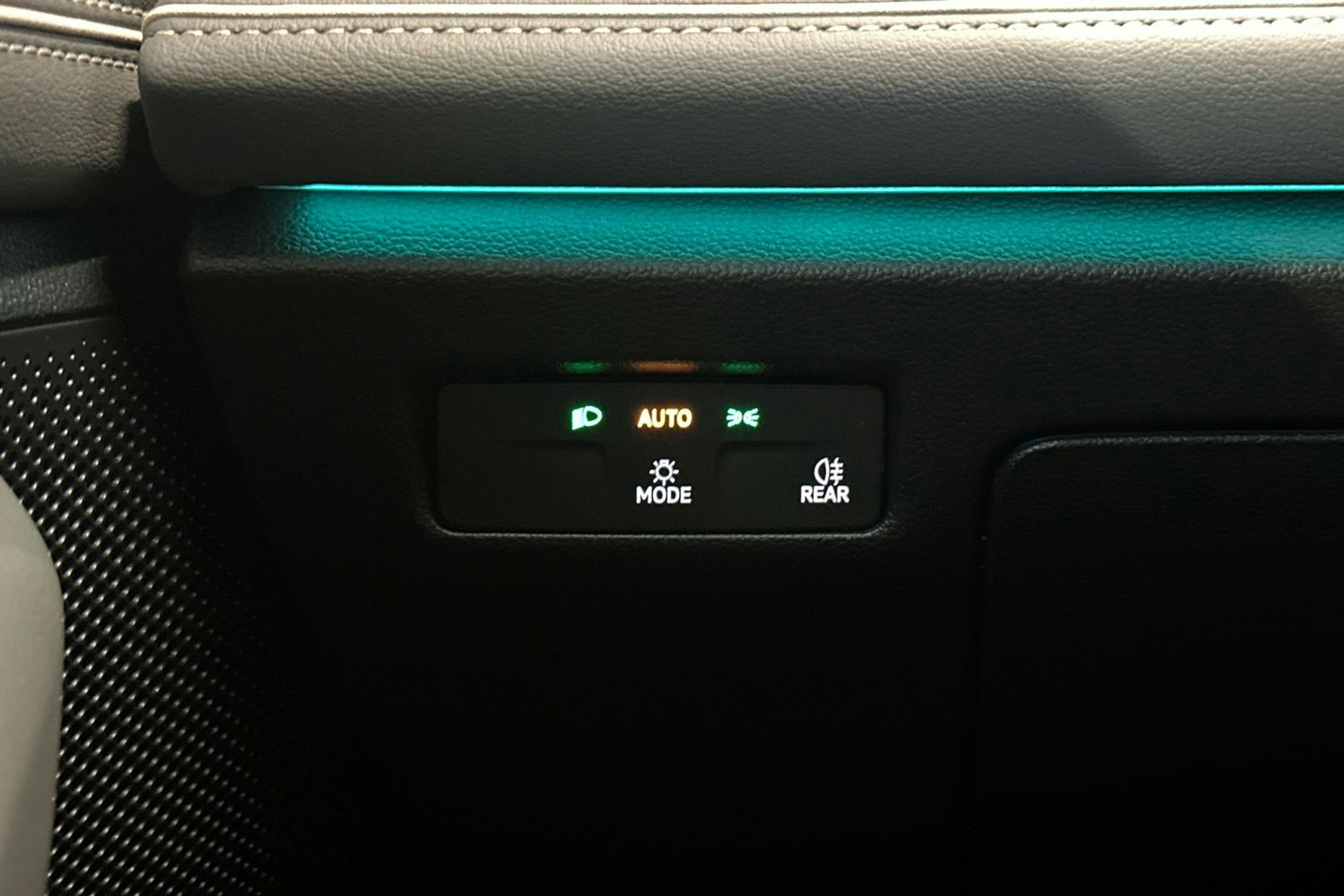 harmaa Volkswagen Passat 2024 kuva 15.