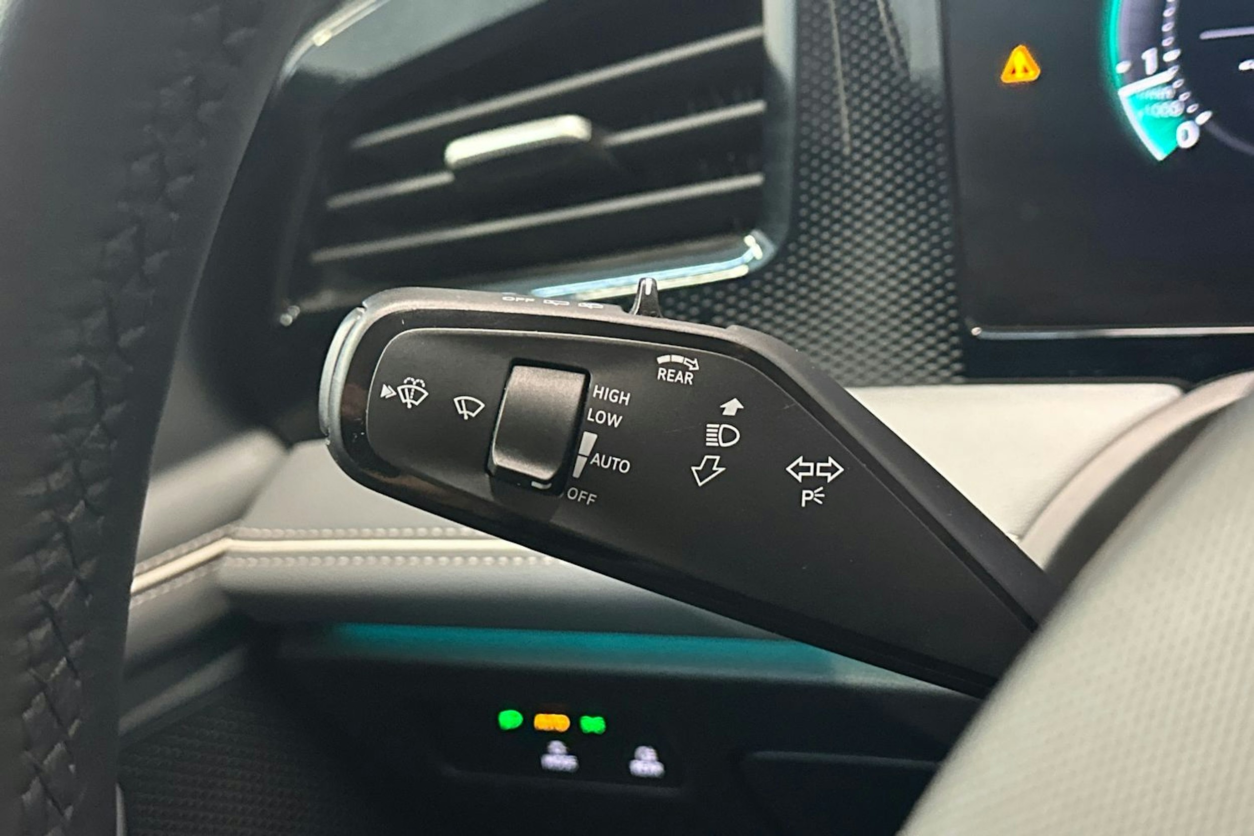 harmaa Volkswagen Passat 2024 kuva 16.