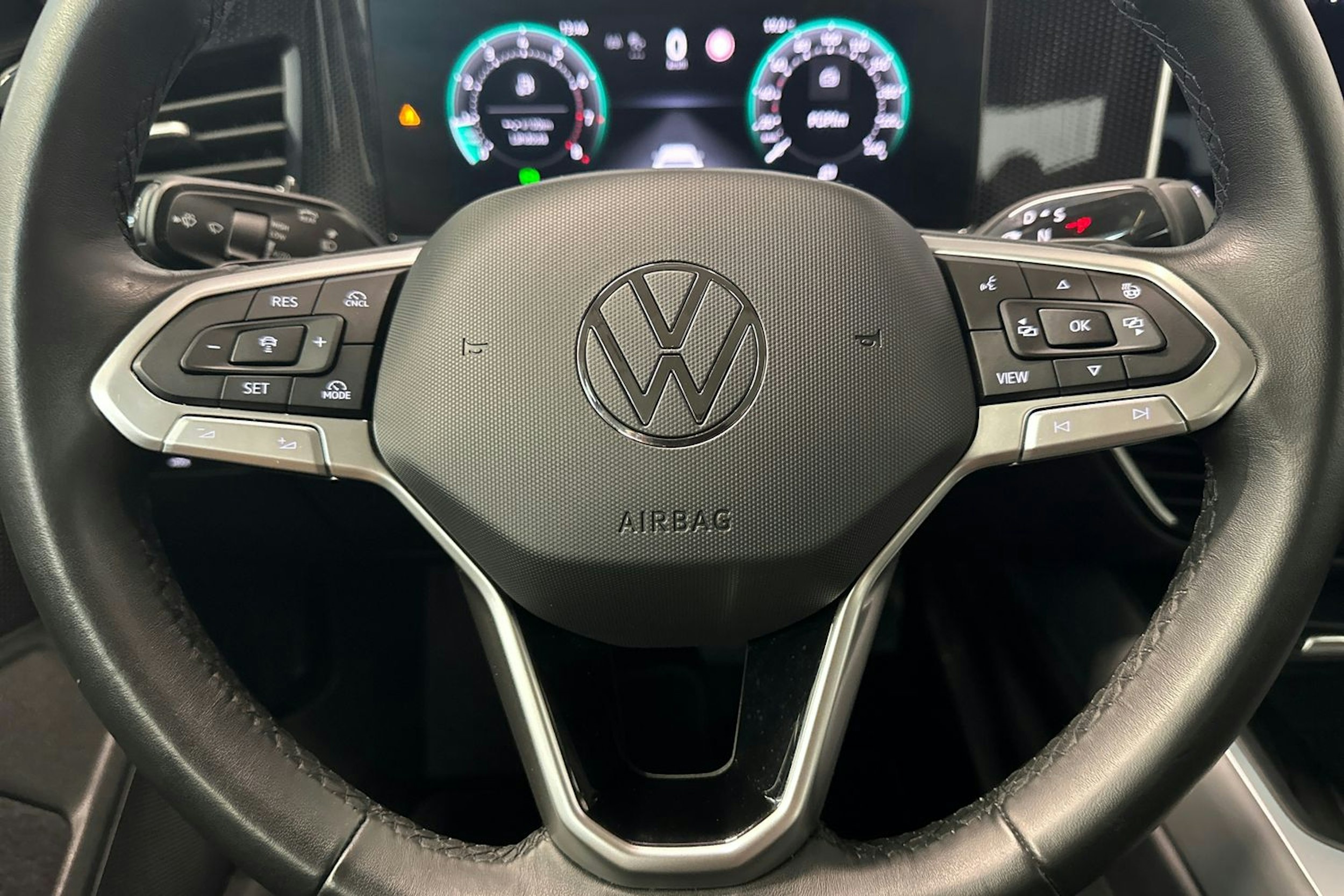 harmaa Volkswagen Passat 2024 kuva 17.