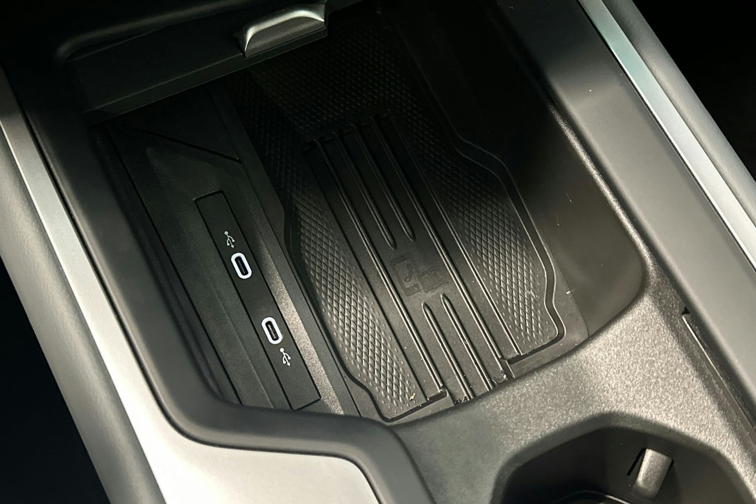 harmaa Volkswagen Passat 2024 kuva 20.