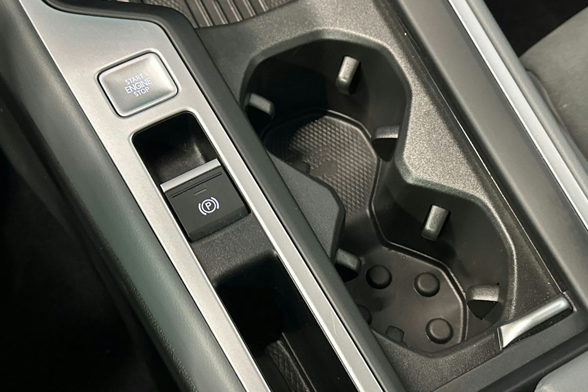 harmaa Volkswagen Passat 2024 kuva 21.