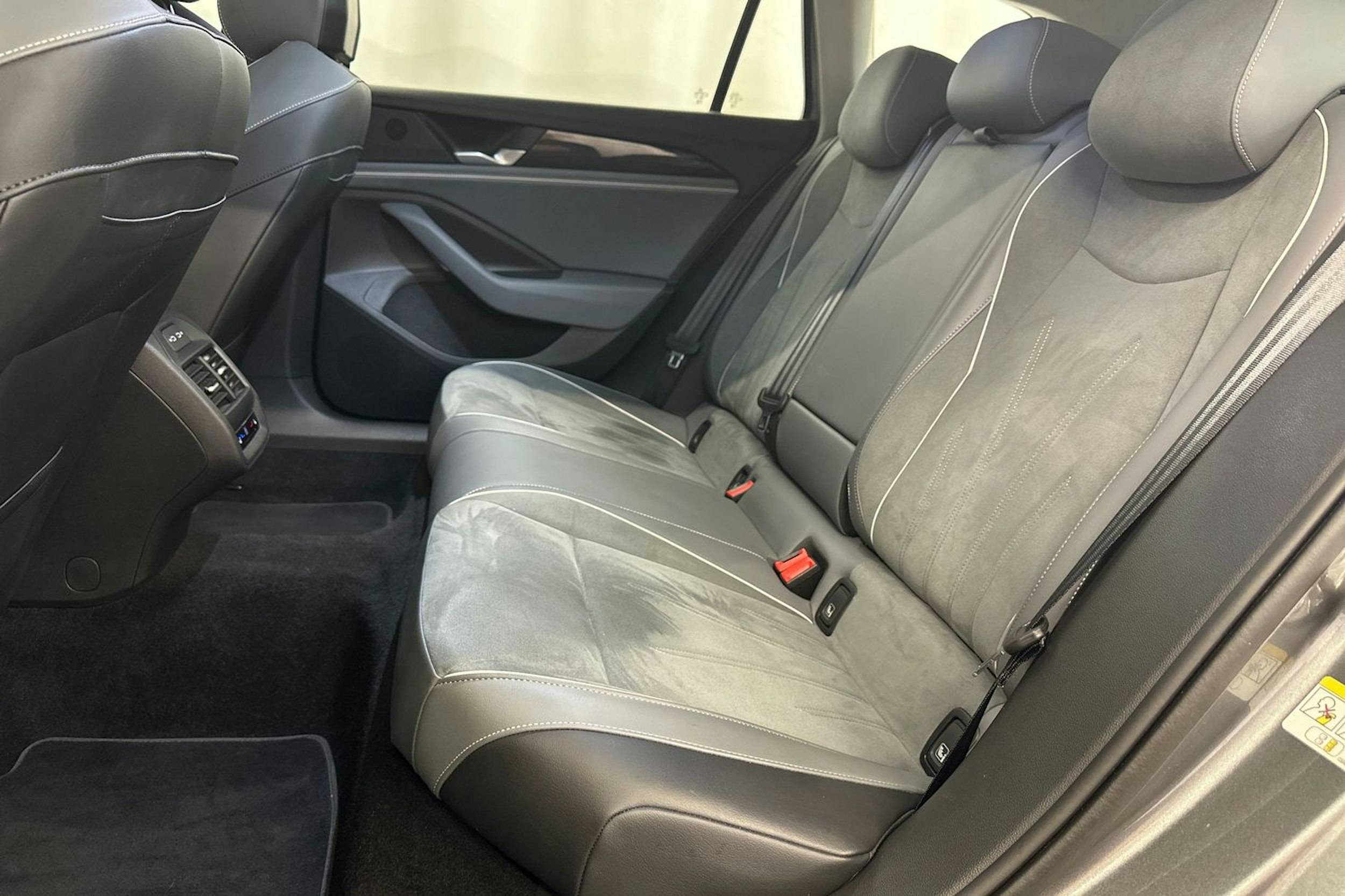 harmaa Volkswagen Passat 2024 kuva 29.