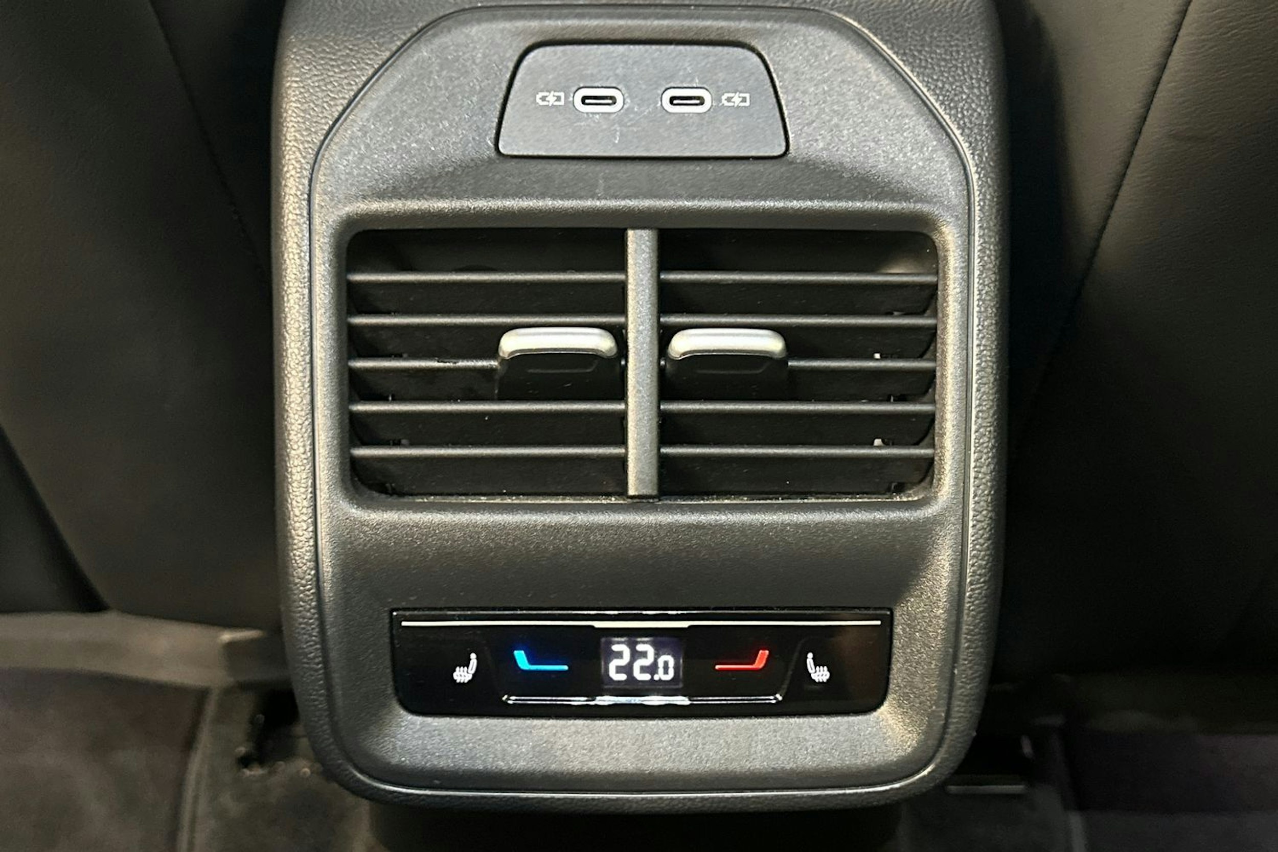 harmaa Volkswagen Passat 2024 kuva 30.