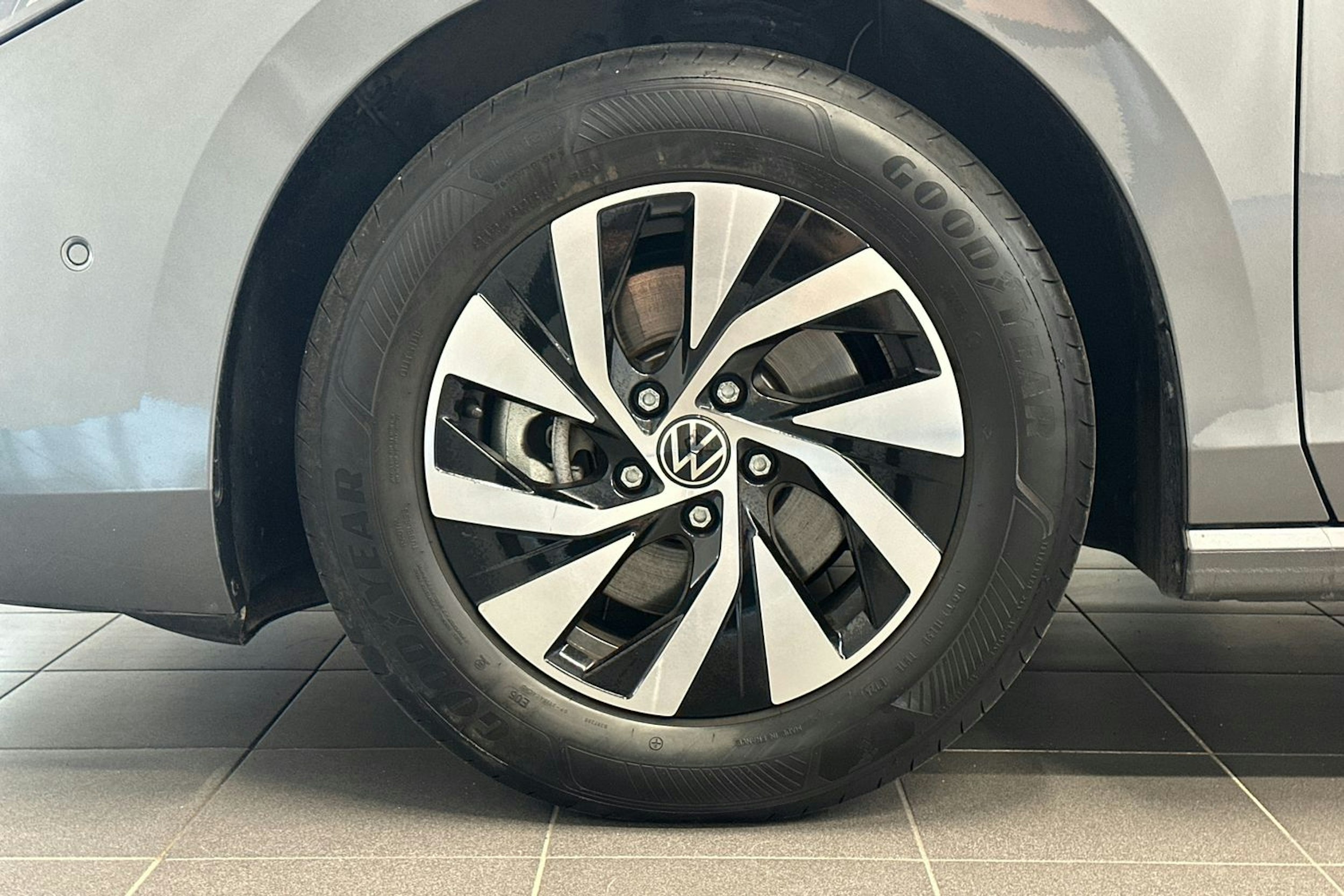 harmaa Volkswagen Passat 2024 kuva 32.