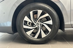 harmaa Volkswagen Passat 2024 kuva 32.