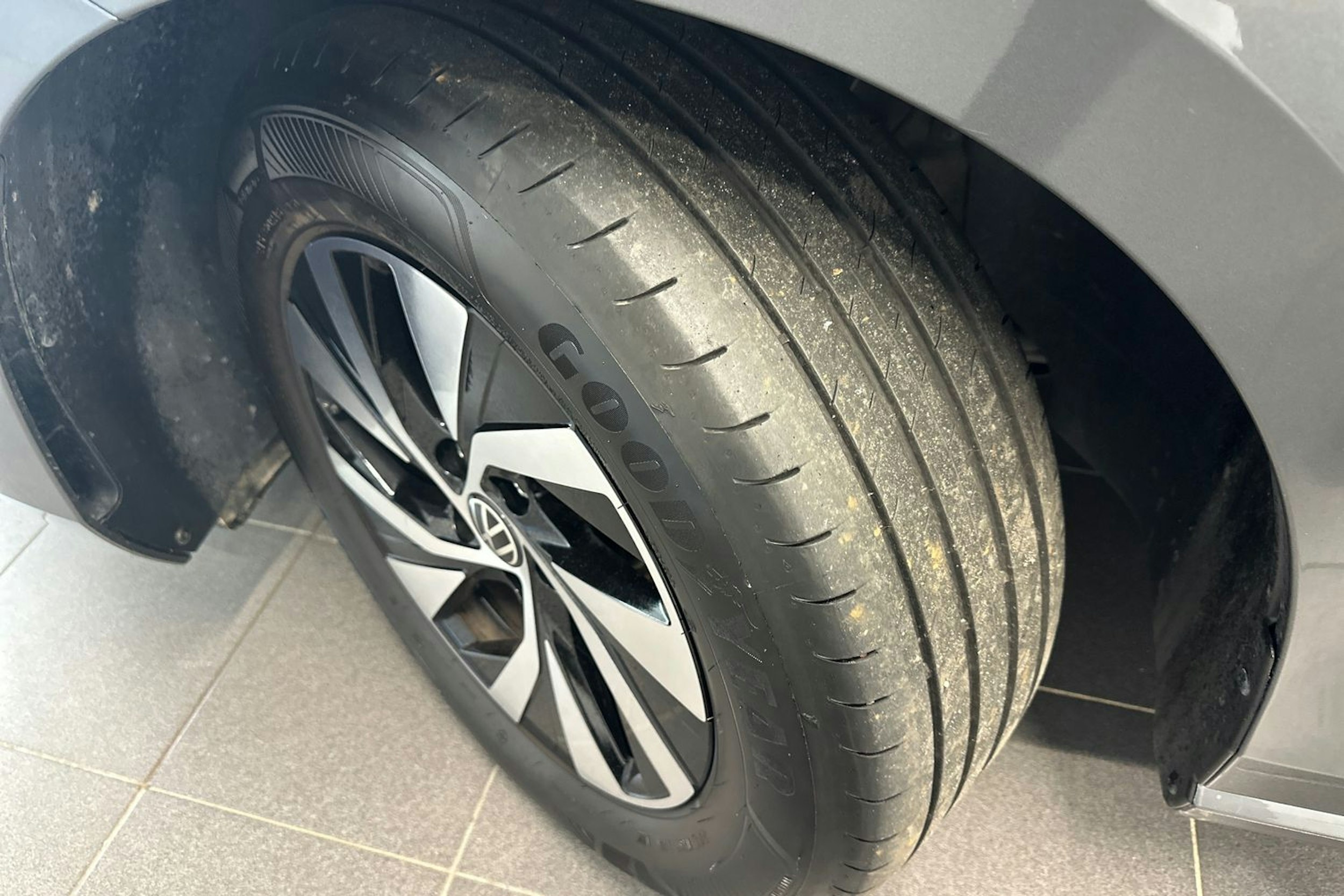 harmaa Volkswagen Passat 2024 kuva 33.