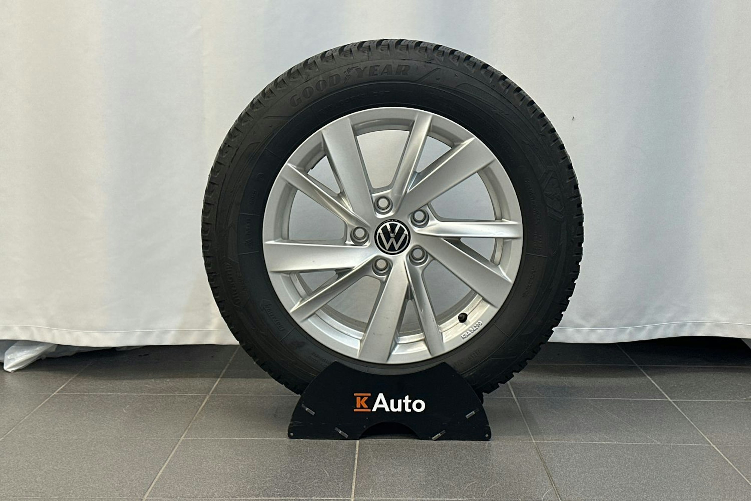 harmaa Volkswagen Passat 2024 kuva 34.