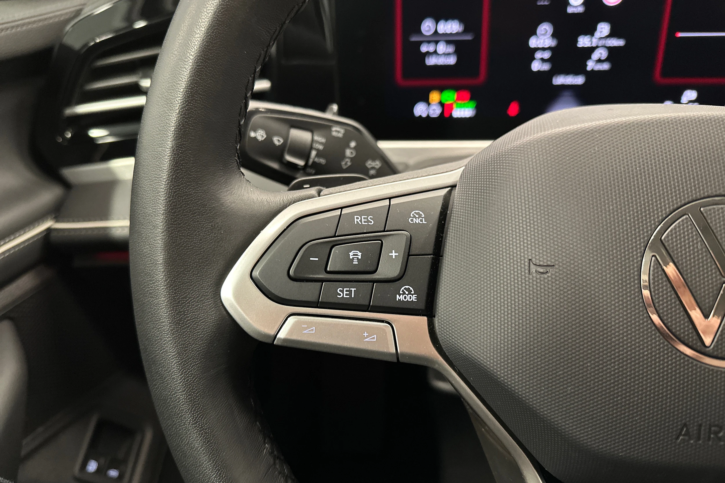 musta Volkswagen Passat 2024 kuva 15.