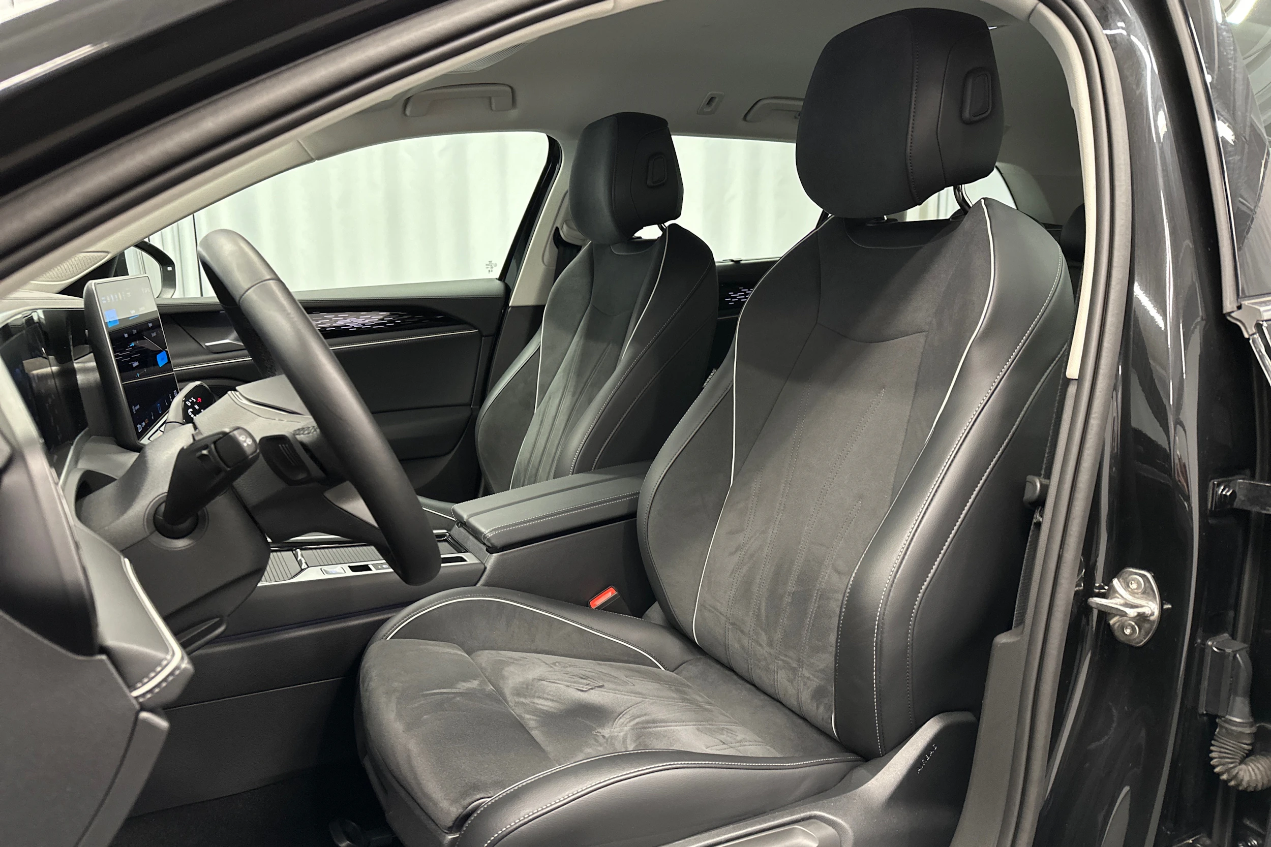 musta Volkswagen Passat 2024 kuva 31.