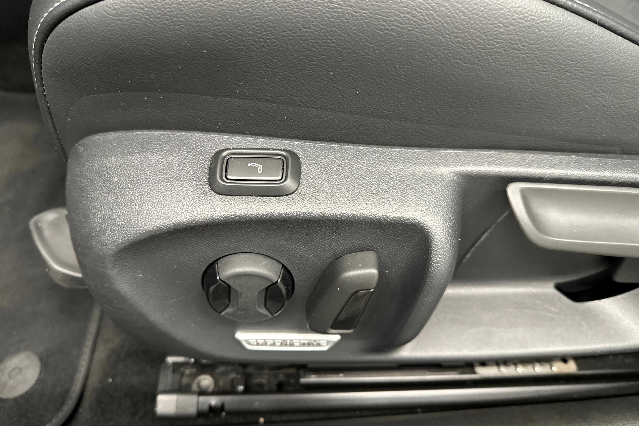 musta Volkswagen Passat 2024 kuva 32.