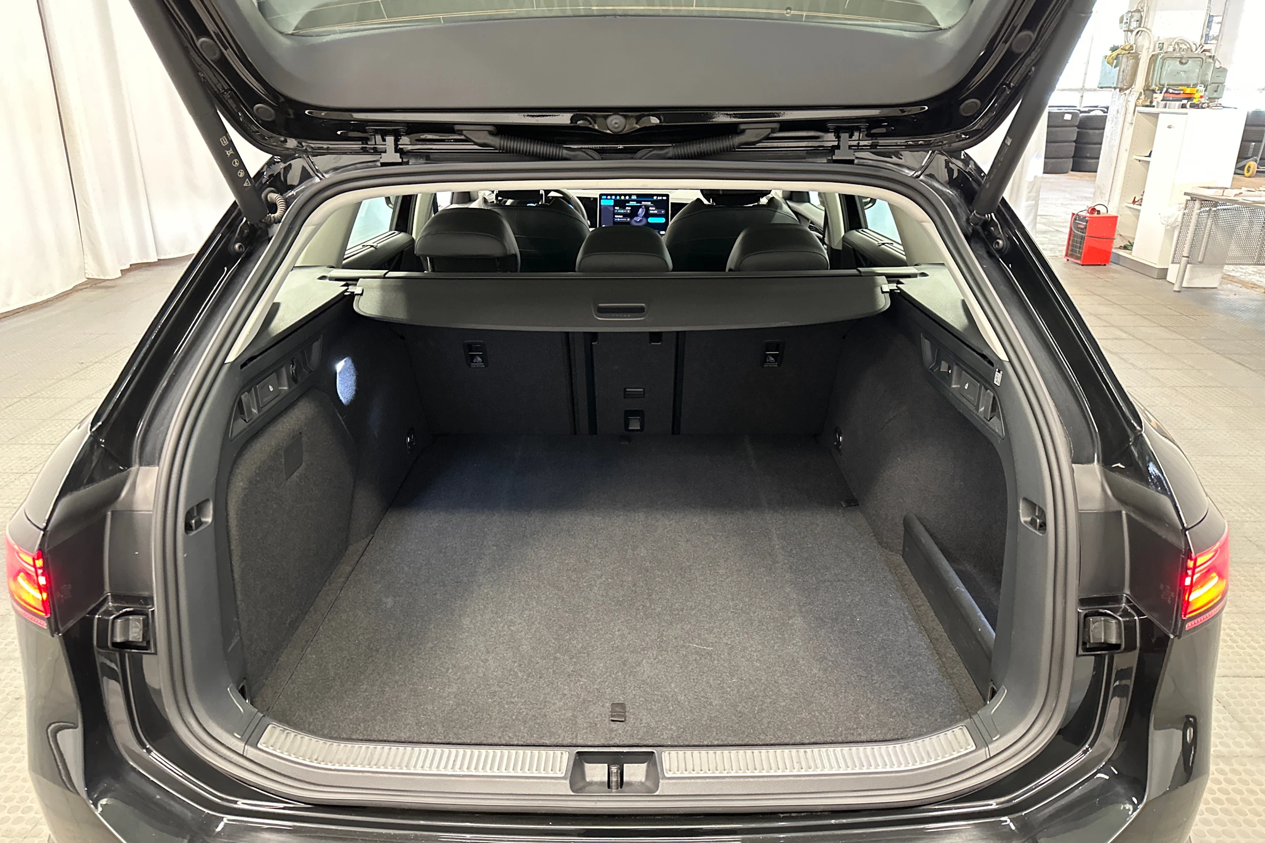 musta Volkswagen Passat 2024 kuva 35.