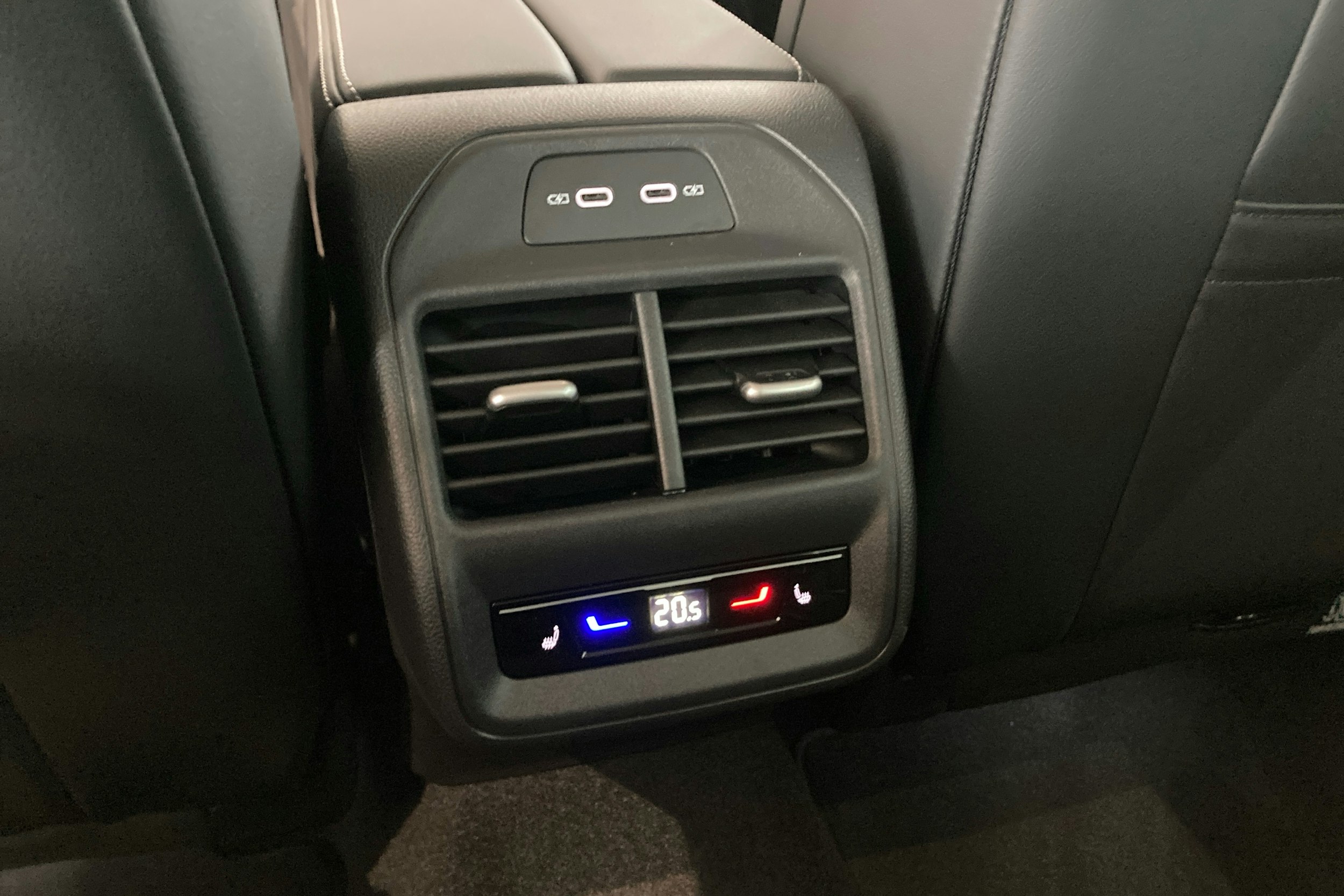 punainen Volkswagen Passat 2024 kuva 14.