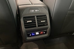 punainen Volkswagen Passat 2024 kuva 14.