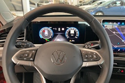 punainen Volkswagen Passat 2024 kuva 16.