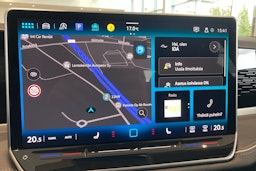 punainen Volkswagen Passat 2024 kuva 17.