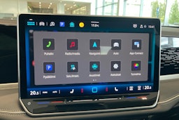 punainen Volkswagen Passat 2024 kuva 18.