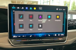 punainen Volkswagen Passat 2024 kuva 19.