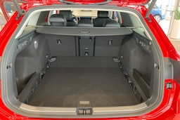 punainen Volkswagen Passat 2024 kuva 20.