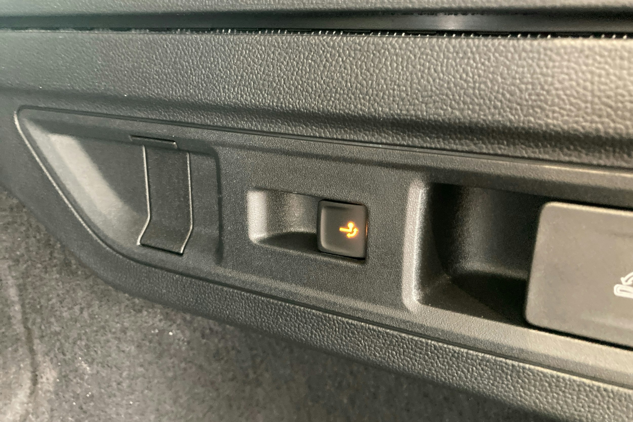 punainen Volkswagen Passat 2024 kuva 21.