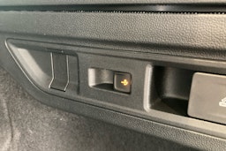 punainen Volkswagen Passat 2024 kuva 21.