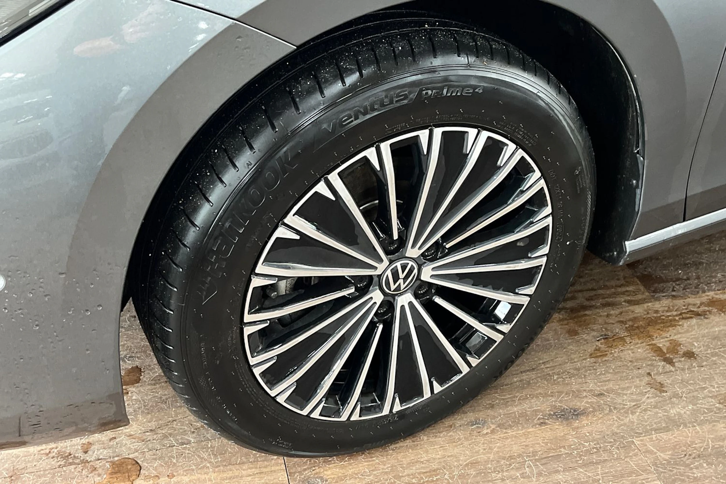 Harmaa Volkswagen PASSAT 2024 kuva 4.