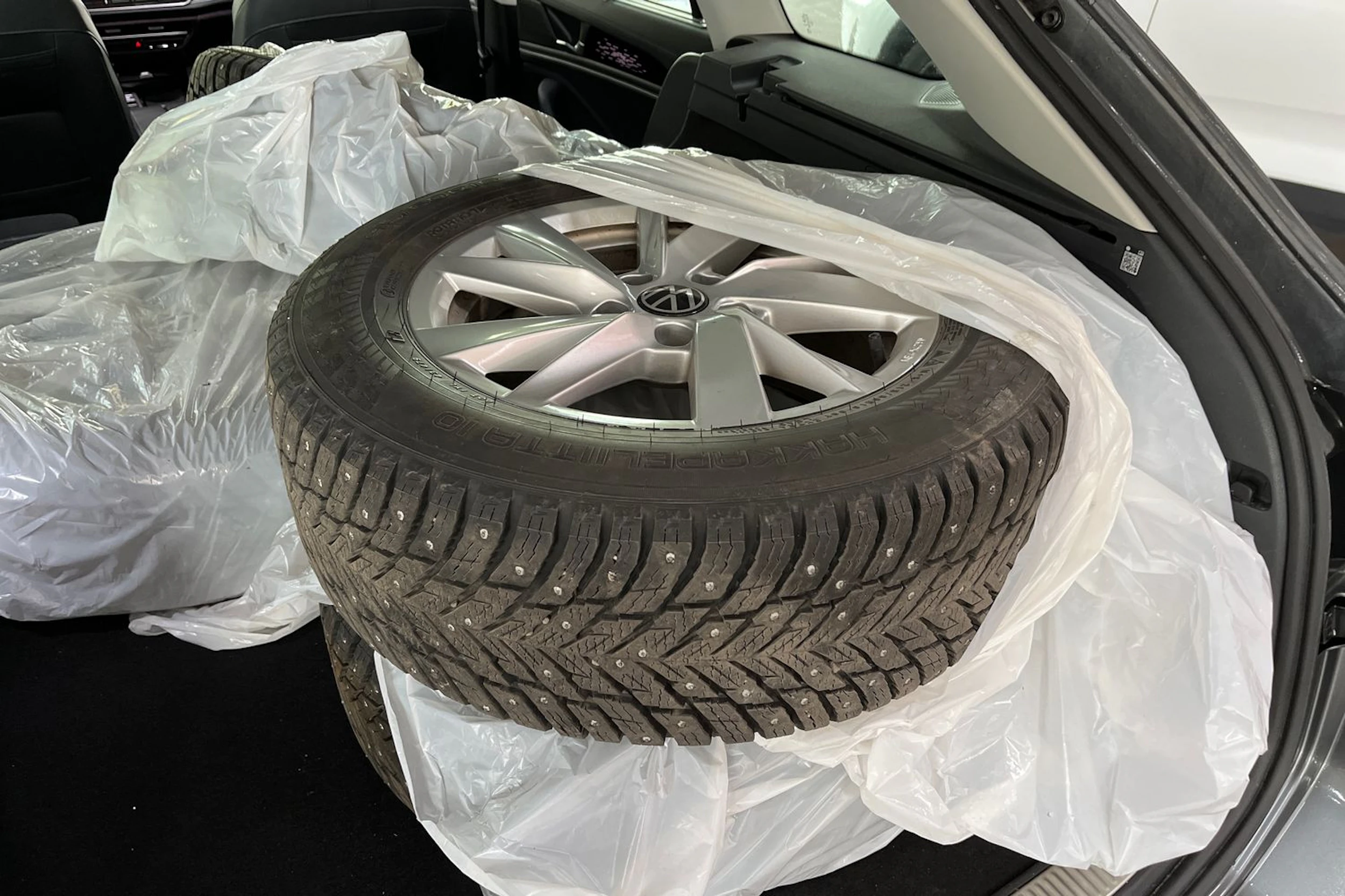 Harmaa Volkswagen PASSAT 2024 kuva 5.