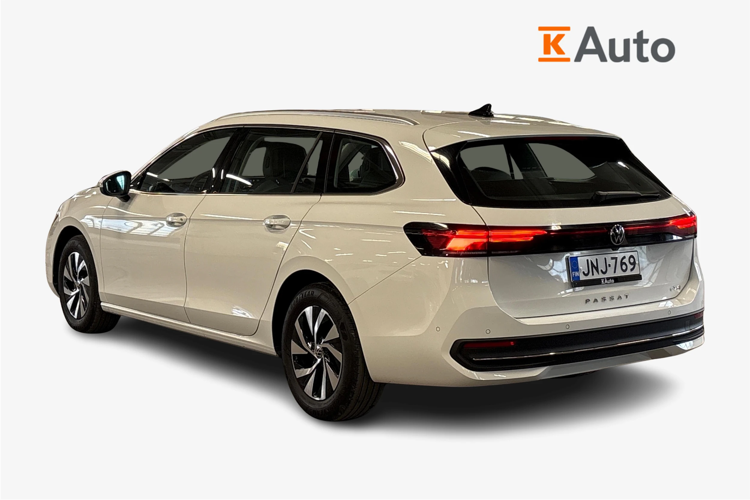 valkoinen Volkswagen Passat 2024 kuva 2.