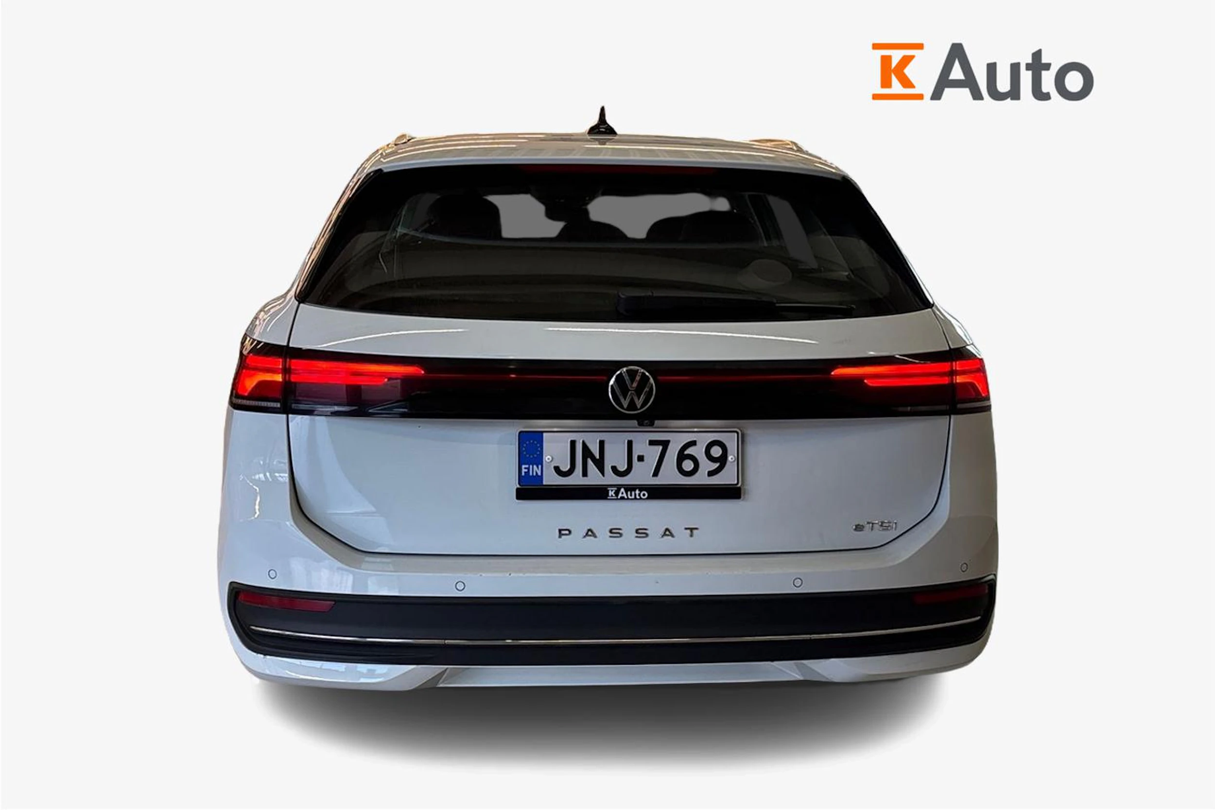 valkoinen Volkswagen Passat 2024 kuva 4.