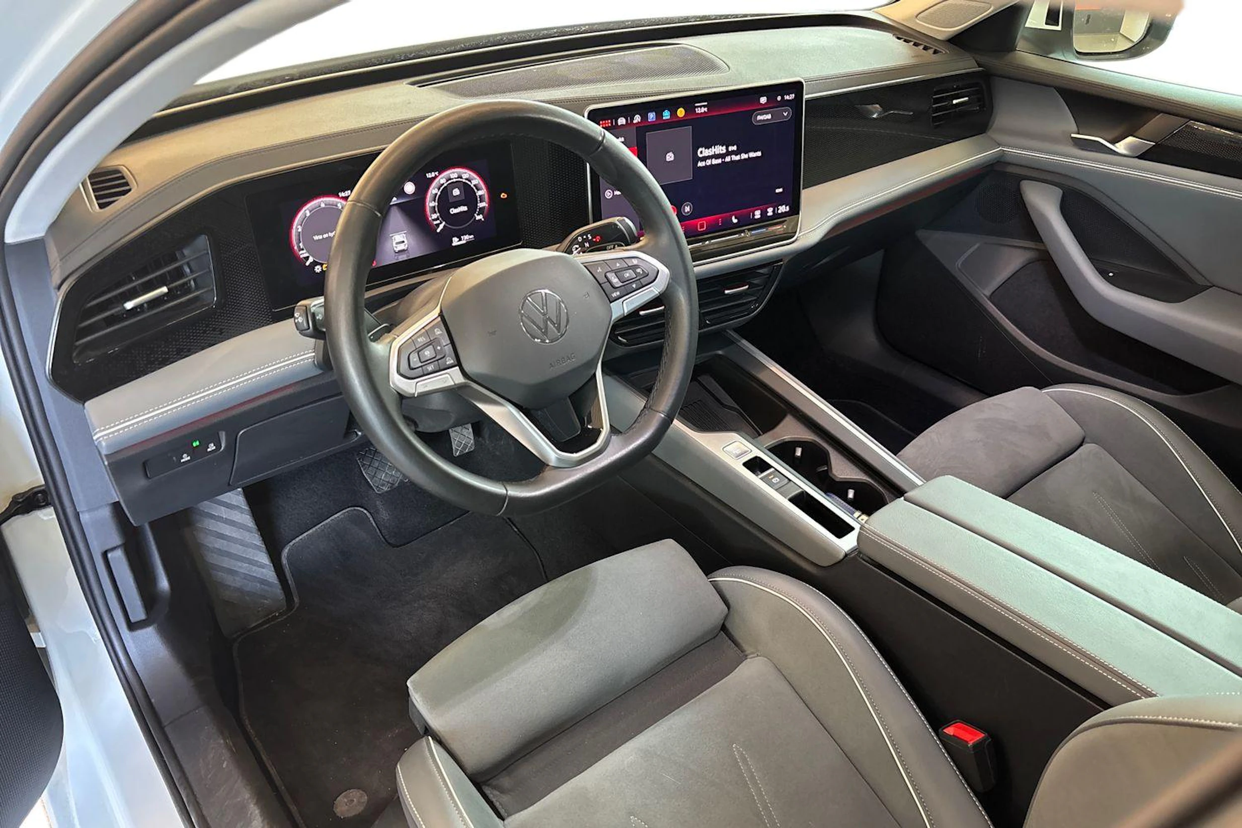 valkoinen Volkswagen Passat 2024 kuva 8.