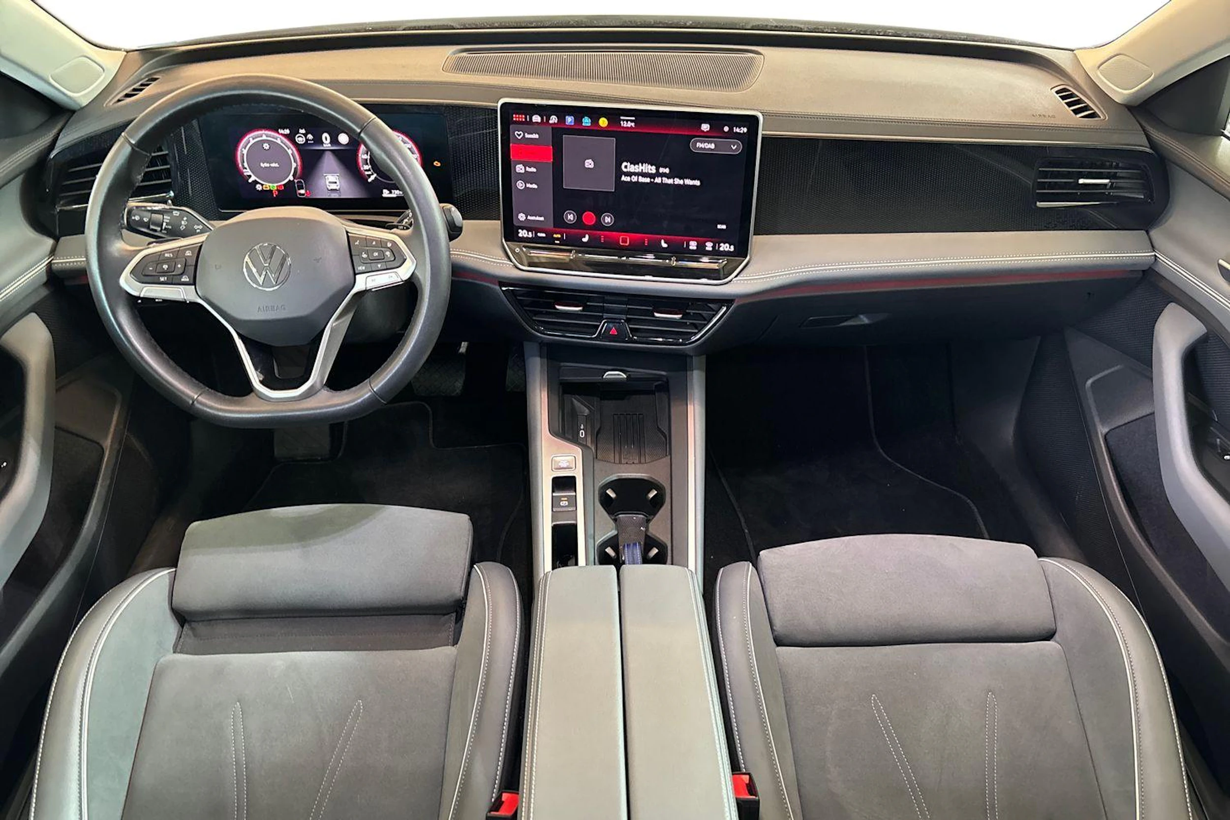 valkoinen Volkswagen Passat 2024 kuva 9.